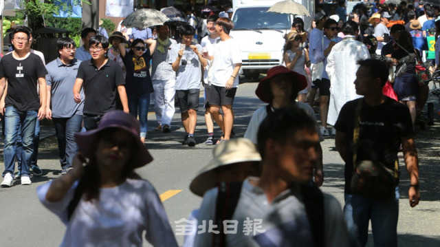 출범 21개월 만에 폐지된 관광경찰대에 대한 필요성이 요구되고 있는 15일 광복절 휴일을 맞아 전주 한옥마을을 찾은 관광객들이 거리를 걷고 있다. 박형민 기자