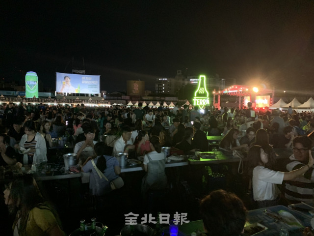 지난 8일부터 10일까지 열린 ‘전주가맥축제’에 참여한 시민들로 종합운동장 내 야구장 안이 가득찼다.