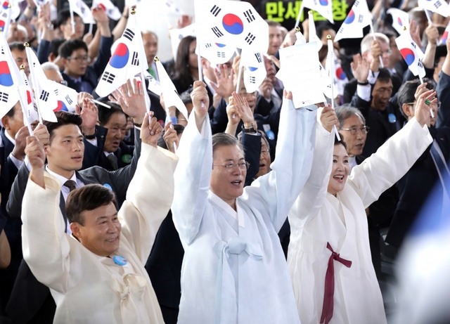 문재인 대통령이 15일 오전 천안 독립기념관 겨레의 집에서 열린 제74주년 광복절 경축식에서 참석자들과 함께 만세삼창을 하고 있다. /연합뉴스