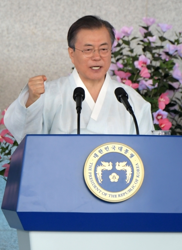 문재인 대통령이 15일 오전 천안 독립기념관 겨레의 집에서 열린 제74주년 광복절 경축식에서 경축사를 마치며 주먹을 쥐고 있다. /연합뉴스