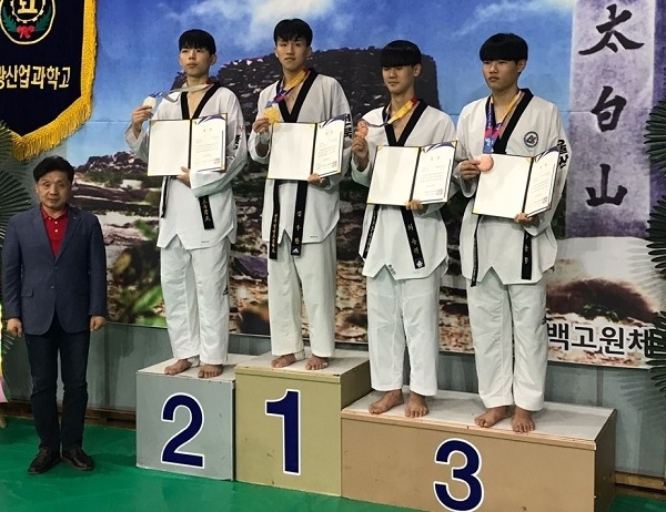 제30회 문화체육관광부장관기 전국태권도대회서 1위 시상대에 오른 전주 영생고 김두환 선수가 포즈를 취하고 있다.