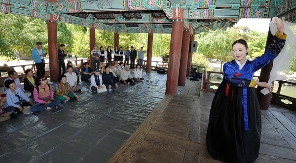 남원시가 신규 사업 발굴에 나선 가운데 새롭게 개발한 정자나무 콘서트 모습.