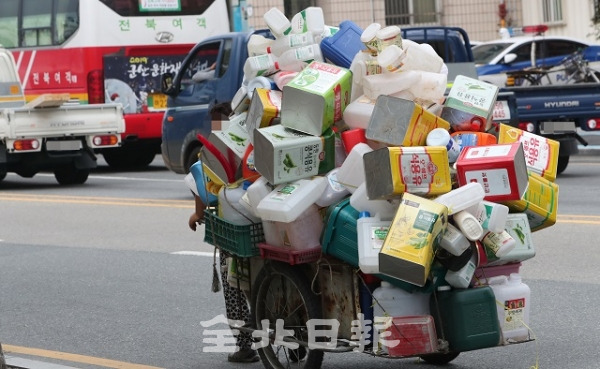 19일 전주시 사평로에서 한 노인이 폐고물을 잔뜩 모은 채 도로를 지나고 있어 사고위험이 우려되고 있다. 조현욱 기자