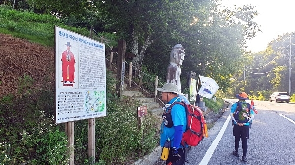 여원재. 24번 국도 상에 있는 고갯마루인 이곳으로 백두대간이 지나간다. 통영별로 상의 고개이기도 한 이곳은 우리 역사의 타임캡슐 같은 곳이다. 고개를 잇는 산줄기에서 이백 쪽으로 흐르는 물길은 섬진강, 운봉 쪽으로 흐르는 물길은 낙동강의 수계를 이룬다.