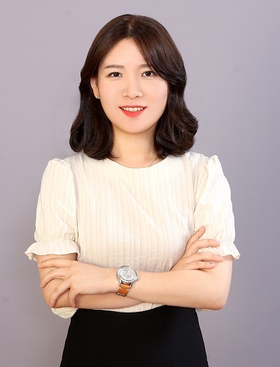 김주은 대표가 '도르'에서 제작한 시각장애인도 시간을 감촉으로 느낄 수 있는 시계를 착용하고 있다.