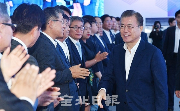 20일 탄소섬유 신규투자 협약식이 열린 ㈜효성 전주공장을 방문한 문재인 대통령이 참석자들의 박수를 받으며 입장하고 있다. 박형민 기자