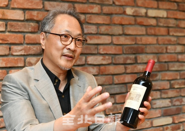 의사이자 소믈리에인 송호석 한국 국제소믈리에협회 고문이 와인의 장점에 대해 이야기 하고 있다. 박형민 기자