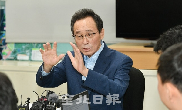 21일 송하진 도지사가 전북도청 기자실에서 열린 기자간담회에서 탄소산업에 대해 이야기 하고 있다. 박형민 기자