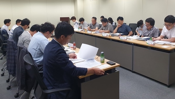 21일 전북도청 소회의실에서 열린 전북도 중소기업 신규 시책 발굴토론회에서 참석자들이 회의자료를 보고 있다. 사진제공= 전북도