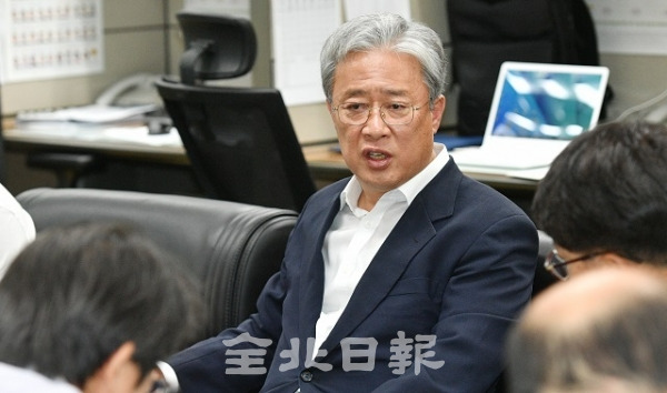 유성엽 변화와 희망의 대안정치연대 대표가 21일 전북도의회 기자실에서 신당 창당에 대해 이야기 하고 있다. 박형민 기자