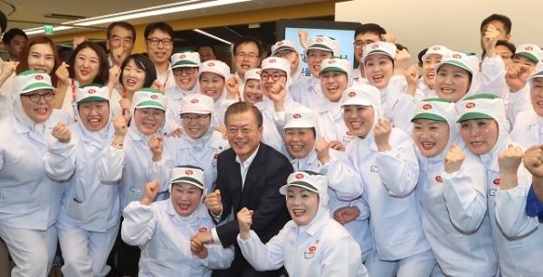 20일 문재인 대통령이 하림 익산공장을 방문해 직원들과 기념촬영을 하고 있다. 전북사진기자단