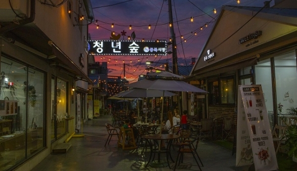 평택 통복시장 인근에는 위치한 ‘청년숲’에는 음식점, 공방, 청년체험정포 등 20개의 점포가 들어서있다. 반짝이는 아이디어와 개성 넘치는 공간들이 SNS에 화제가 돼 주말과 휴일은 물론, 평일에도 많은 손님이 찾는다. 사진제공= 경기관광공사