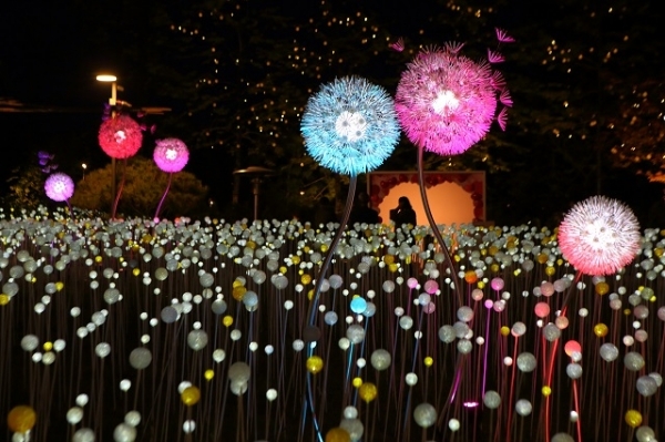 경기도 이천 덕평자연휴게소 내에는 화려한 불빛정원 ‘우주’가 자리하고 있다. 이곳은 형형색색 LED와 미디어 아트를 통해 신비로운 우주를 표현한 아름다운 정원이다. 사진제공= 경기관광공사