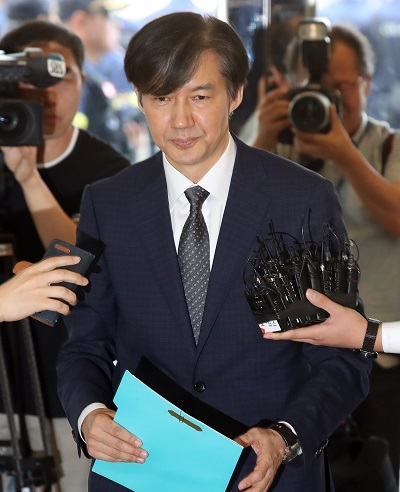 조국 법무부 장관 후보자가 22일 오전 서울 종로구 적선현대빌딩에 마련된 인사청문회 준비 사무실로 출근하고 있다. 연합뉴스