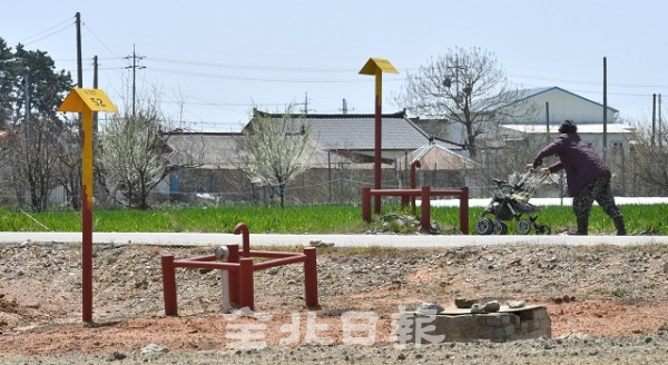군산시 옥서면 마을의 논과 밭 등 사유지를 무단으로 점유되어 있는 송유관 시설들. 전북일보 자료사진