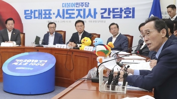 22일 서울 여의도 국회에서 열린 더불어민주당 당대표-시도지사 간담회에 이해찬 당대표와 조정식 정책위의장, 김두관 참좋은 지방정부원장을 비롯한 당소속 광역시, 도지사 14명이 참석한 가운데 송하진 도지사가 정책 제안을 하고 있다. 사진제공 = 전북도