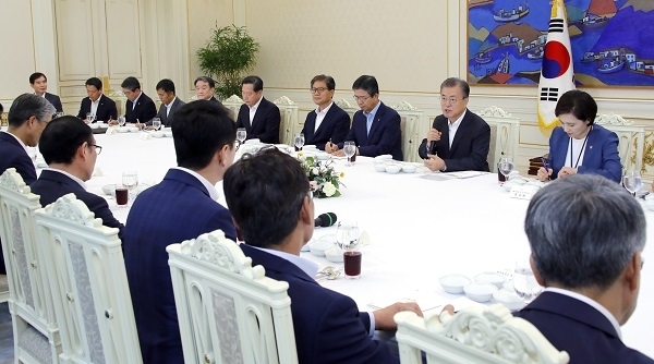 문재인 대통령이 22일 오후 청와대에서 열린 국립대 총장 초청 오찬 간담회에서 인사말을 하고 있다. 연합뉴스