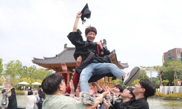 22일 전북대학교 학위수여식이 교정에서 열린 가운데 한 졸업생이 지인들에게 헹가래를 받고 있다. 조현욱 기자