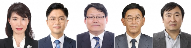 문재인 대통령은 23일 청와대 신임 비서관 5명에 대한 인사를 단행했다고 고민정 청와대 대변인이 밝혔다. 왼쪽부터 신지연 신임 제1부속비서관, 김광민 신임 정무비서관, 이광철 민정비서관, 유대영 신임 자치발전비서관, 정동일 신임 사회정책비서관. /사진=청와대 제공