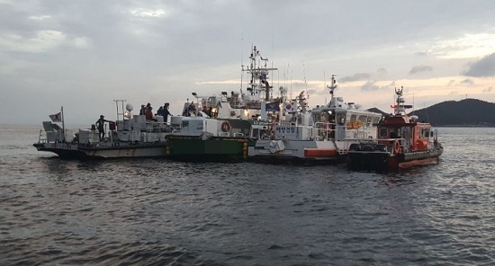 군산해경이 침수된 낚싯배에서 구조작업을 벌이고 있다.