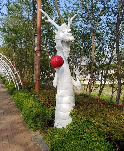 김제시민체육공원에 설치되어 있는 '용 조형물'.