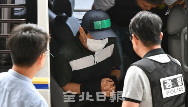 3명이 사망한 전주 여인숙 화재사건의 용의자로 검거된 김모씨가 24일 영장실질심사를 받기 위해 전주지방법원에 들어서고 있다. 박형민 기자