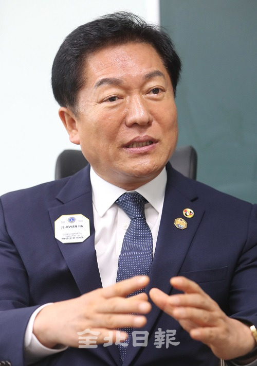 국제라이온스협회 356복합지구 하재관 의장이 본보와의 인터뷰에서 앞으로의 복합지구 운영의 중점들을 말하고 있다. 조현욱 기자