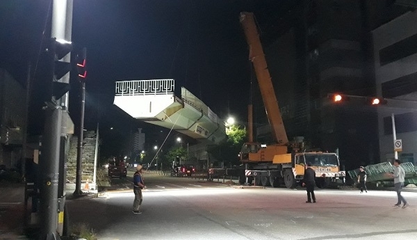 소룡육교 철거 모습.