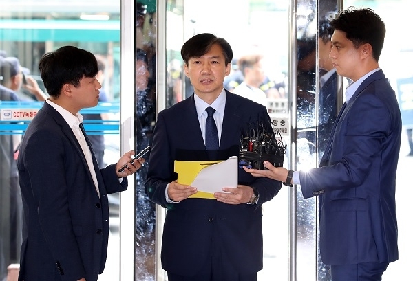 조국 법무부 장관 후보자가 26일 오전 서울 종로구 적선현대빌딩에 꾸려진 인사청문회 준비단으로 출근하며 검찰개혁을 포함한 정책 구상을 발표하고 있다. 연합뉴스