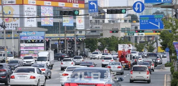 26일 전주시 완산구 효자동 콩지팥쥐로에서 직진 신호가 연동되지 않아 교통이 원만하게 돌아가지 않고 있다. 조현욱 기자