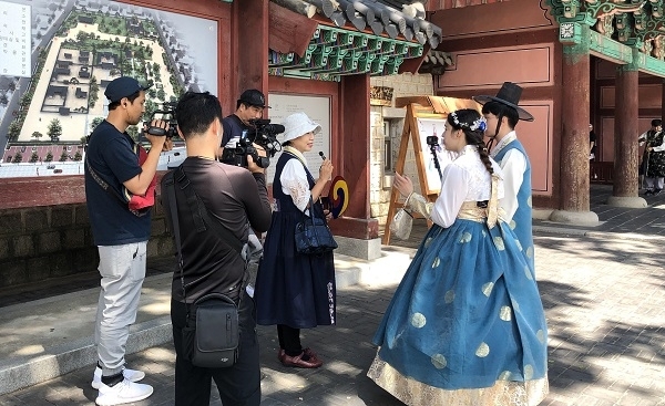 한국정책방송원 촬영팀이 외국인 유학생의 전주 한옥마을 여행기를 담고 있다. 사진제공= 전북도
