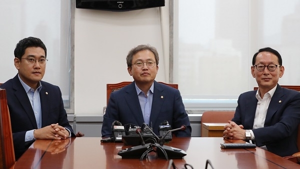 국회 법제사법위원회 간사인 바른미래당 오신환 의원(왼쪽부터), 더불어민주당 송기헌 의원, 자유한국당 김도읍 의원이 26일 국회 법사위 소회의실에서 조국 법무부 장관 후보자 인사청문회 일정 논의를 하고 있다. 연합뉴스