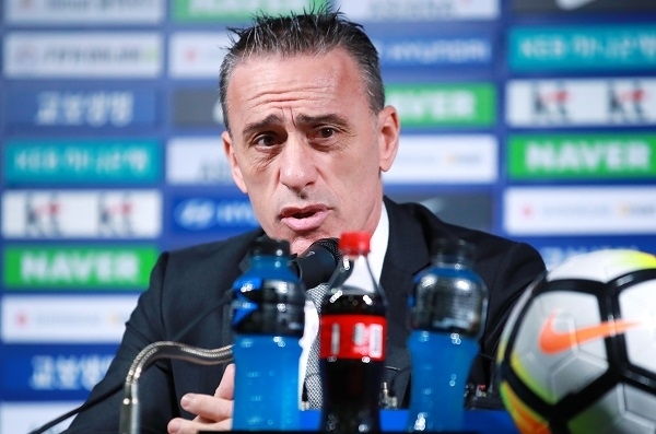 파울루 벤투 한국남자축구 A대표팀 감독이 26일 오전 서울 종로구 신문로2가 축구회관에서 2022 국제축구연맹(FIFA) 카타르 월드컵 아시아지역 2차 예선 첫 경기에 나설 대표팀 소집 명단을 발표하고 있다. 연합뉴스