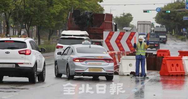 27일 전주시 여의동 기린대로 도로 공사 구간에 설치된 방호벽이 식별되지 않아 차량 진입에 혼선을 빚고 있다. 조현욱 기자