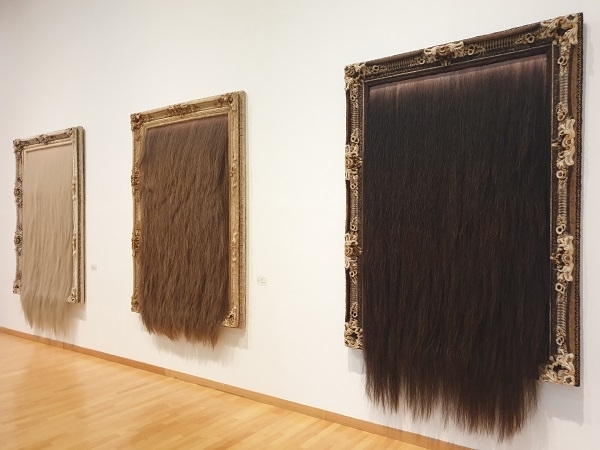 우가오중 作 (1962~), 조각장치·목재·모발, 158×257×15cm(3), 2009~2011