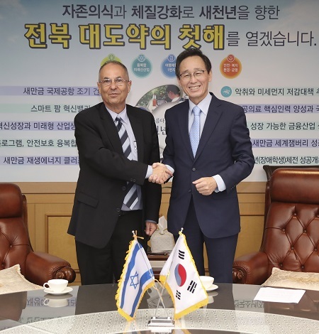 전북도 초청으로 28일 도청을 방문한 하임 호셴(Chaim Choshen) 주한 이스라엘 대사가 도청 접견실에서 송하진 도지사와 함께 전북 금융생태계 조성 및 이스라엘 혁신기관과의 협력관계 구축, 도내 벤처산업의 경쟁력 강화, 글로벌 시장진출 확대 방안 등을 논의하고 기념촬영을 하고 있다. 사진제공=전북도