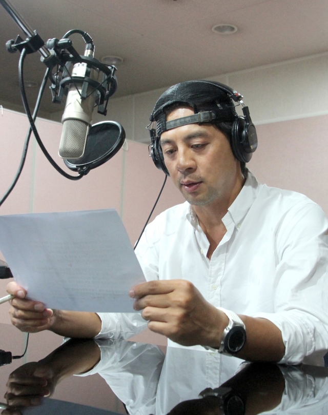 '아베의 거짓말' 한국어 영상의 내레이션을 녹음중인 배우 권오중  / 사진 제공 = 성신여대 교양학부 서경덕 교수 연구팀
