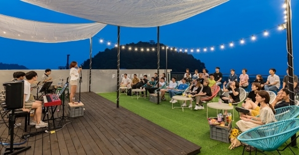 밤엔 공연 즐기는 서퍼들.