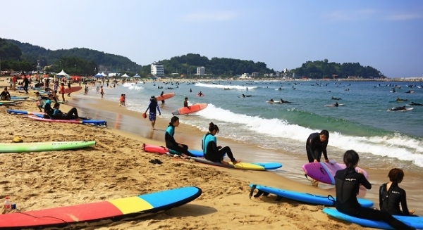 해변을 가득 메운 서퍼들.