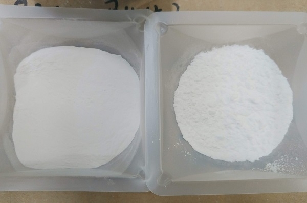 플라즈마 기술이 적용된 이트륨옥사이드(왼쪽)와 일반 이트륨옥사이드. 왼쪽의 플라즈마 기술이 적용된 이트륨옥사이드 분말이 입자 간 엉김이나 뭉침 없이 부드러운 것을 확인할 수 있다.