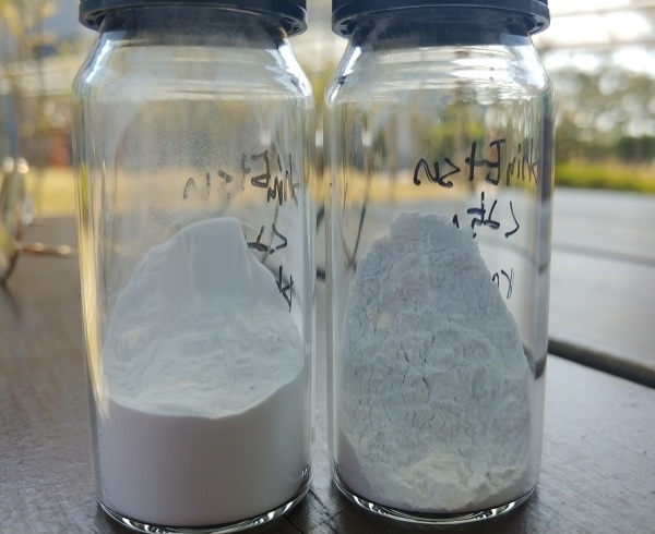 플라즈마 기술이 적용된 이트륨옥사이드(왼쪽)와 일반 이트륨옥사이드. 왼쪽의 플라즈마 기술이 적용된 이트륨옥사이드 분말은 유동성이 높아 잘 흘러내려 부드러운 경사면을 이룬 반면, 기존의 분말은 유동성이 적어 거친 경사면을 보여준다.