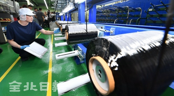 효성이 1조원을 투자해 글로벌 탄소섬유기업으로 도약한다는 목표를 밝힌 가운데 28일 효성첨단소재 전주공장에서 직원들이 탄소섬유 생산 작업을 하고 있다. 박형민 기자