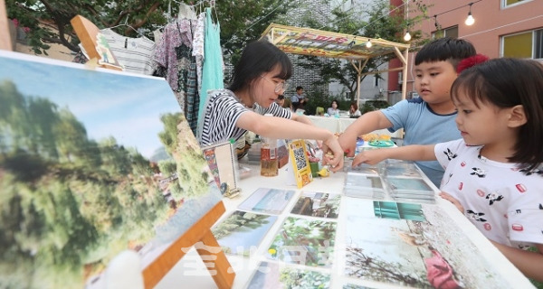 지난달 31일 시민장터 '야시장 인디'가 전주시 서노송동예술촌 일대에서 열린 가운데 어린이들이 직접 만든 수제품들을 구경하고 있다. 조현욱 기자