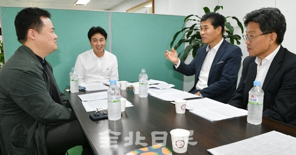 2일 전북일보 편집국에서 이원택 정무부지사, 방윤혁 한국탄소융합기술원장, 정용식 전북대유기소재파이버공학과 교수가 전북 탄소산업의 발전 방향 등에 대해 이야기 나누고 있다. 박형민 기자