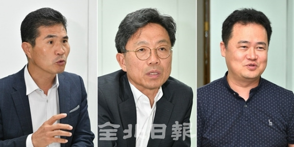(왼쪽부터) 이원택 전북도 정무부지사, 방윤혁 한국탄소융합기술원장, 정용식 전북대 유기소재파이버공학과 교수