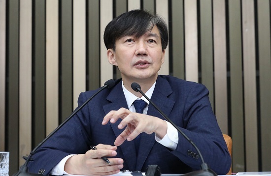 조국 법무부 장관 후보자가 2일 오후 국회에서 열린 기자간담회에서 질의에 대해 답변하고 있다. 연합뉴스