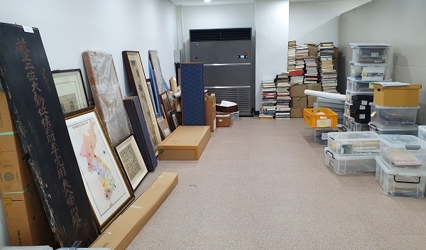 일제강점기 수탈의 아픔을 엿볼 수 있는 각종 희귀자료들이 전시실에 진열되지 못하고 수장고에 쌓여 있다.