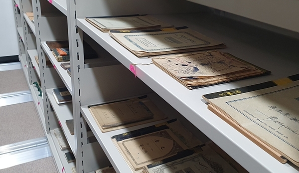 전시 공간 부족으로 진열되지 못하고 수장고에 쌓여 있는 자료들.