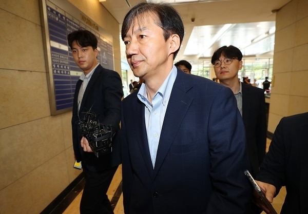 조국 법무부 장관 후보자가 4일 오후 인사청문회 준비 사무실이 마련된 서울 종로구 적선현대빌딩 로비에서 인사청문회 개최 관련 입장을 밝힌 뒤 다시 청문회 준비를 위해 사무실로 이동하고 있다. 연합뉴스