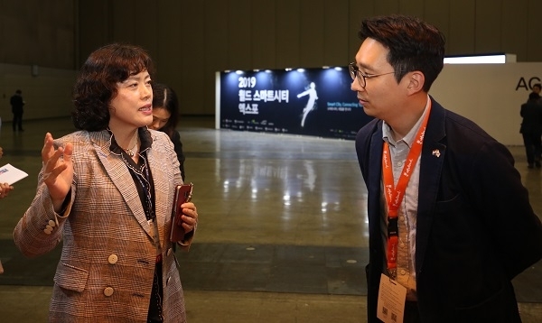 4일 김현숙 새만금개발청장이 경기 고양 킨텍스에서 열린 ‘2019 월드 스마트시티 엑스포’ 전시관에서 관계자로부터 설명을 듣고 있다. 사진제공= 새만금개발청